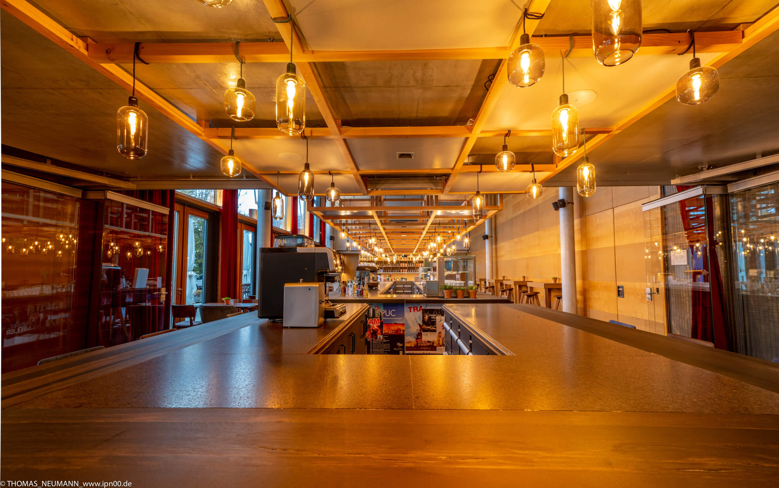 Das Bild zeigt das Restaurant Brotspielerei im Puchheimer Kulturzentrum PUC - mit Fokus auf die herausragende Lampenkonstruktion an der Decke.