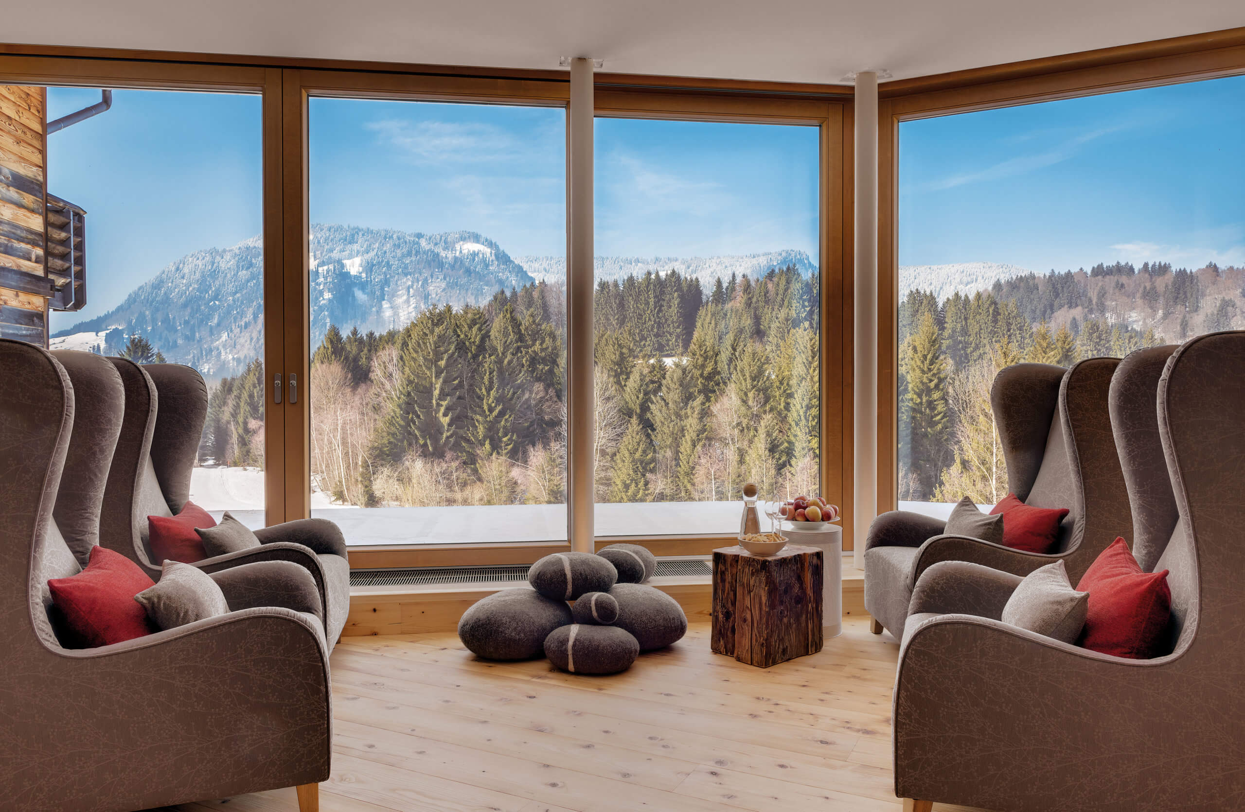 Das Bild zeigt die Panorama-Aussicht aus dem Wellnessbereich im Hotel Oberstdorf im Allgäu.