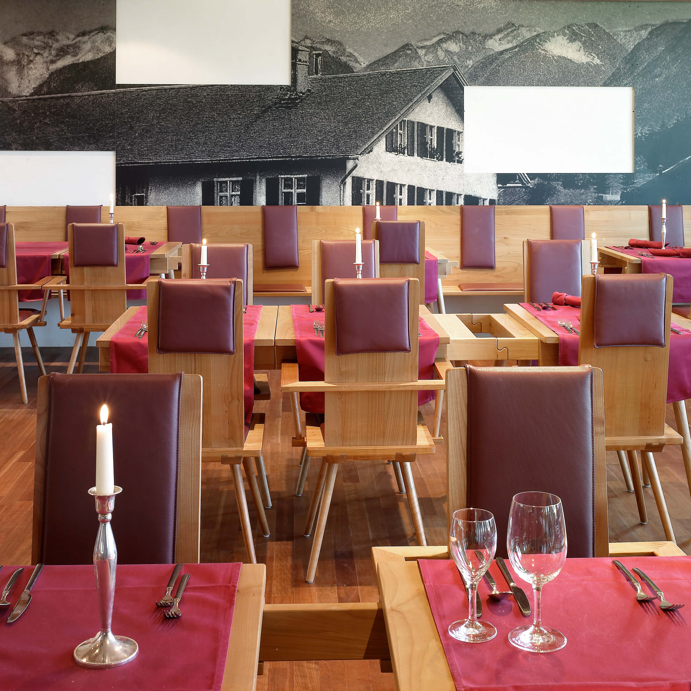 Das Bild zeigt des Restaurantbereich des Hotel Oberstdorf im Allgäu.