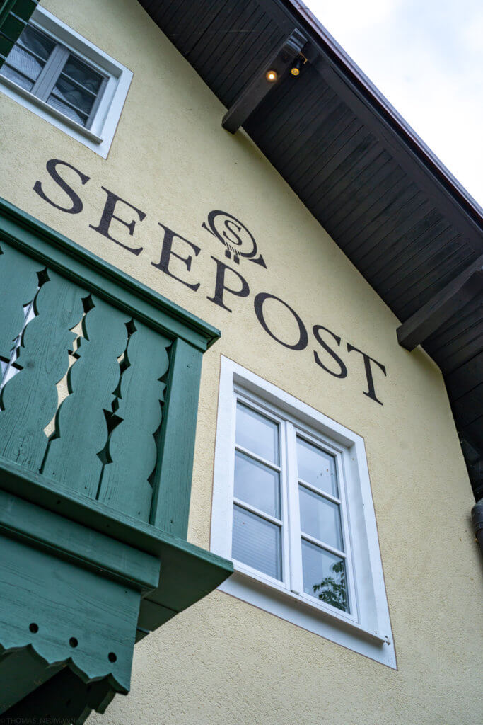 Das Bild zeigt die Aussenfassade des Restaurants Seepost in Schondarf am Ammersee.