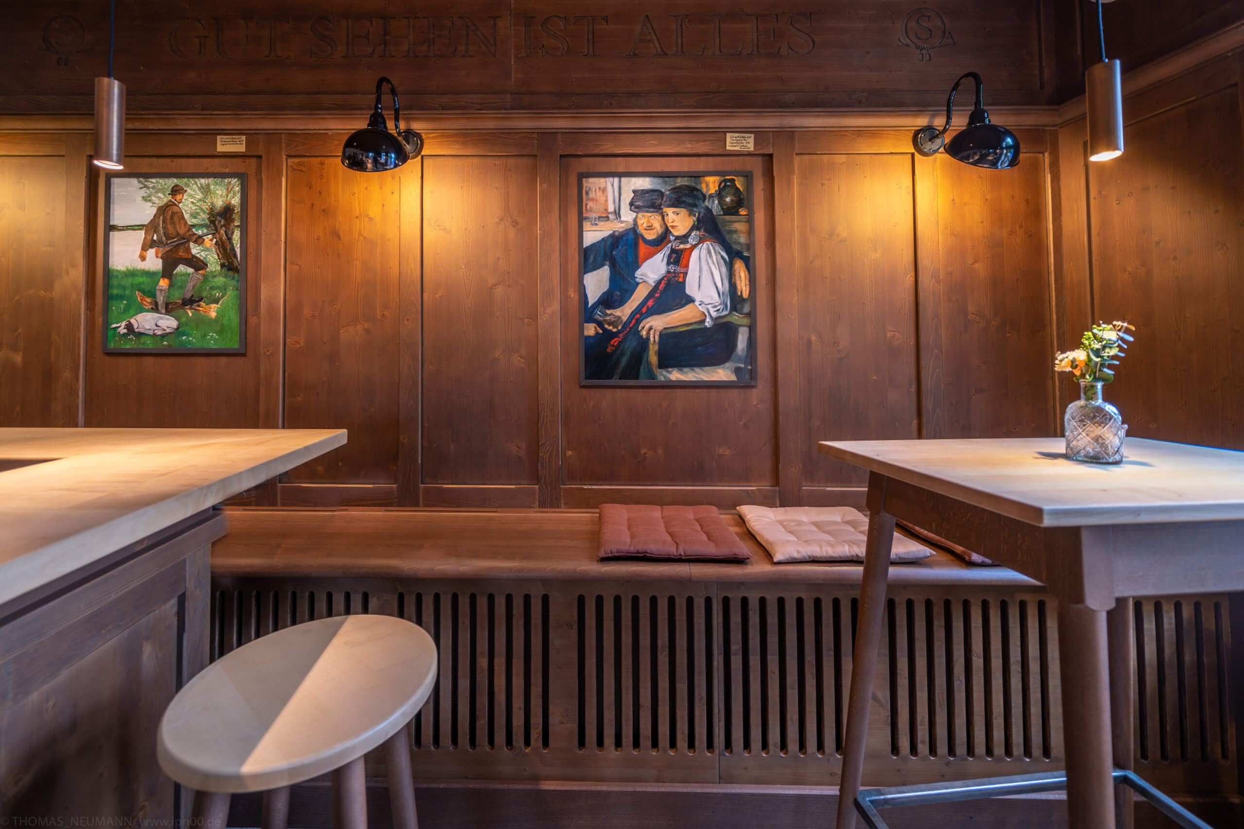 Das Foto zeigt den Gastraum des Restaurant Seepost on Schondorf mit Bildern des zugezogenen Malers Wilhelm Leibls.