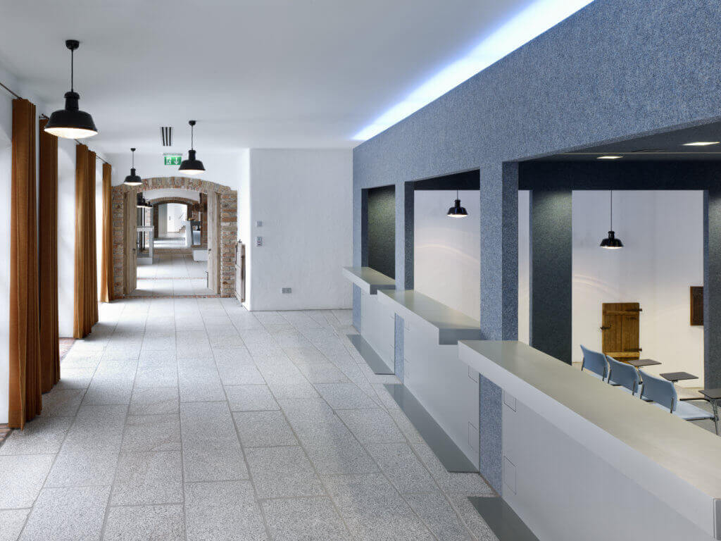 Blick in Flur des Bürogebäudes. Die Innenarchitektur vereint alte Stadl-Holzelemente und moderne Büroarchitektur.