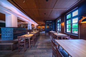 Das Bild zeigt den großen Gastraum des Restaurants Seepost in Schondorf am Ammersee