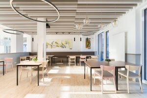 Das Bild zeigt den Aufenthaltsbereich der Cafeteria in der Klinik Ottobeuren. Interior Desing von camp Planung.