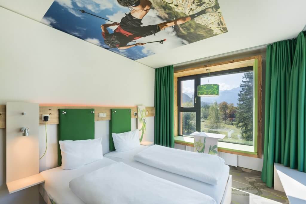 Das Bold zeigt ein Gästezimmer im Explorer Hotel in Garmisch.