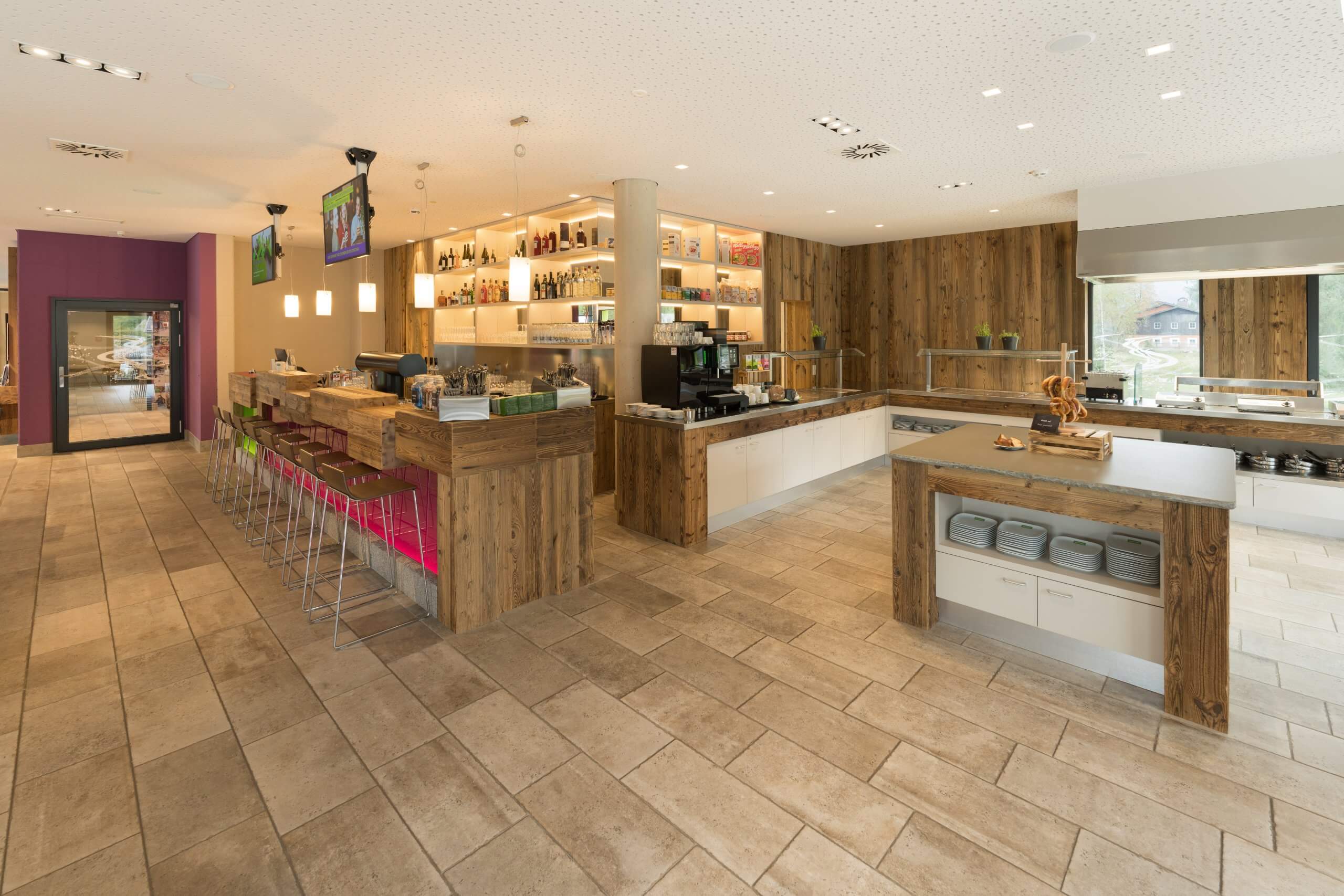 Das Bild zeigt die Bar im Foyer des Explorer Hotels in Garmisch.