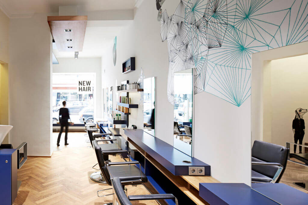 Das Bild zeigt den Innenraum des Friseursalons New Hair in München mit Blick Richtung Fensterfront.