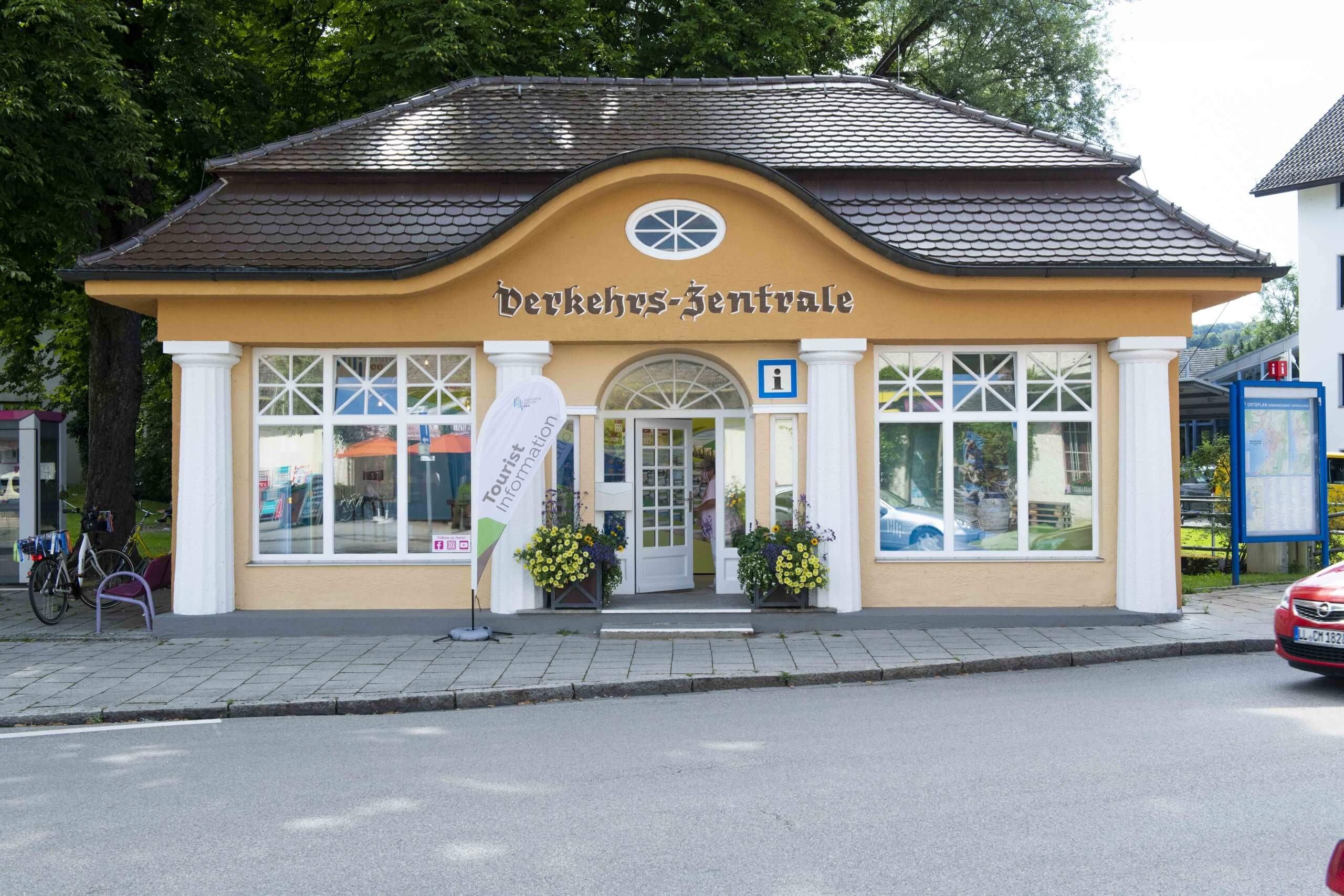 Das Foto zeigt das histoscihe GEbäude in welchem die Touristeninformation der Gemeinde Herrsching am Ammersee zu Hause ist.