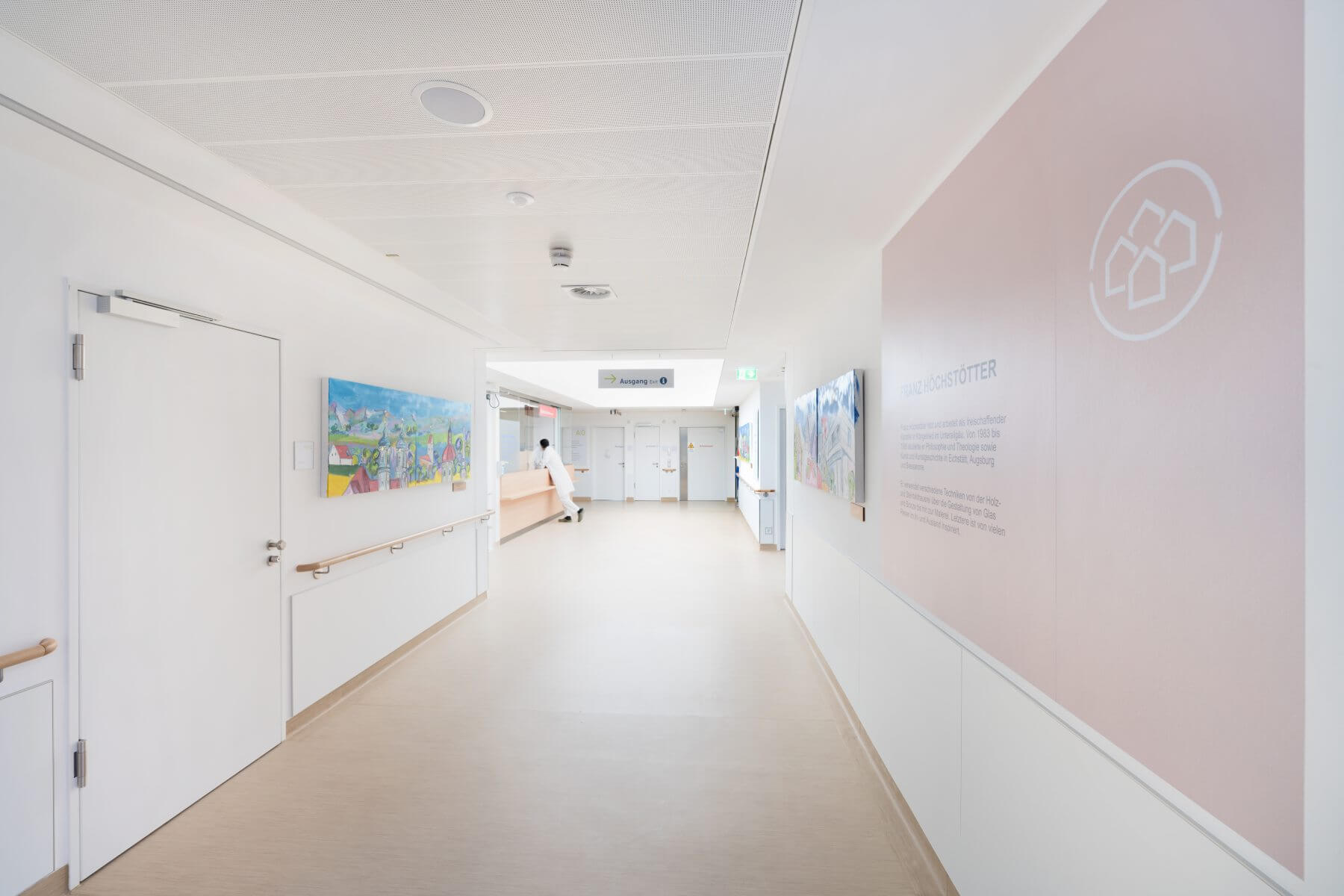 Das Bild zeigt einen Flur in der Klinik Ottobeuren mit Kunst an den Wänden - gestaltete von camp Planung GmbH