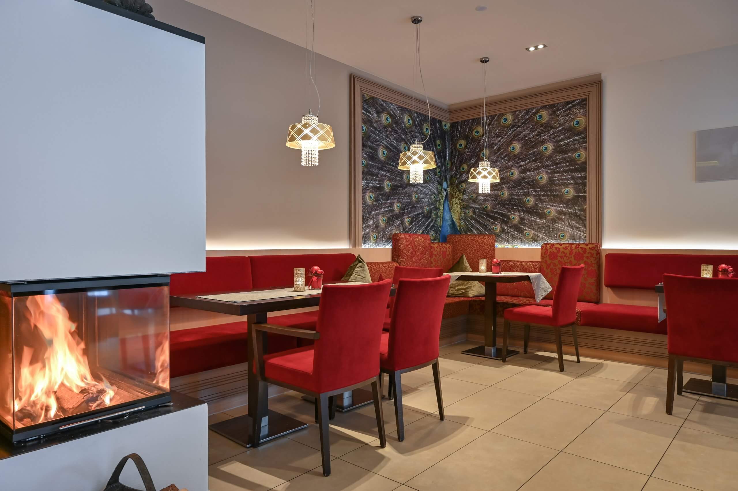 Das Foto zeigt den Restaurantbereich mit Kamin des Hotels Villa Ludwig in Hohenschwangau.